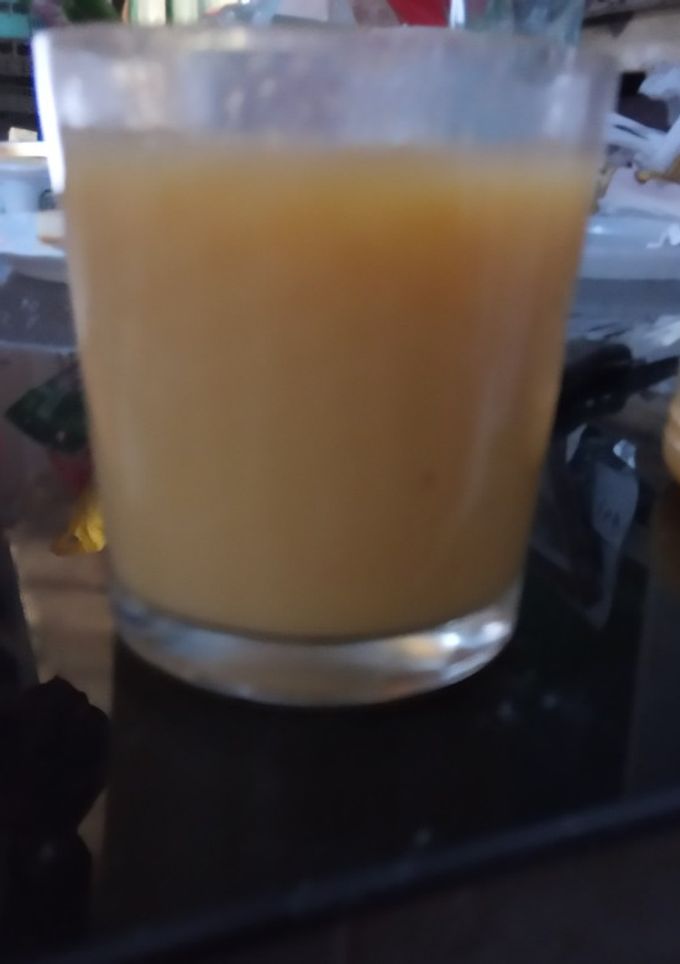 Una foto de Zumo de naranja, plátano y manzana y uvas
