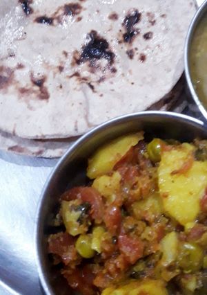 आलू गाजर की सब्जी (aloo gajar ki sabzi recipe in Hindi) रेसिपी मुख्य फोटो