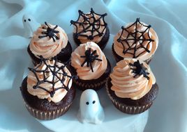 Meggyes-mascarponés muffin Halloween-re
