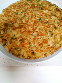 Una foto de Tortilla de papas con cebolla y perejil