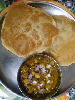 छोले भटूरे(chole bhature recipe in hindi) रेसिपी मुख्य फोटो