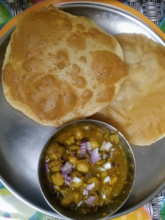 छोले भटूरे(chole bhature recipe in hindi) रेसिपी मुख्य फोटो