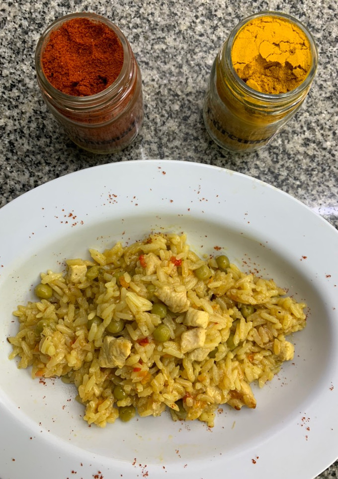 Una foto de Arroz con pollo y especias, rica, económica y fácil de hacer!