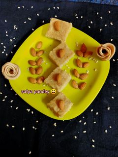 सूजी का बर्फी (suji ki barfi recipe in Hindi) रेसिपी मुख्य फोटो