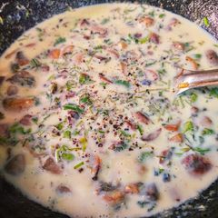 A picture of Mushrooms in White Sauce.