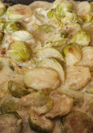 Una foto de Coles de Bruselas con salsa bechamel
