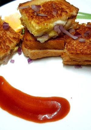 এগ চীজ গ্রিল স্যান্ডউইচ(Egg cheese grill sandwich recipe in bengali) রেসিপির প্রধান ছবি