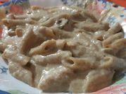 Una foto de macarrones integrales con champiñones
