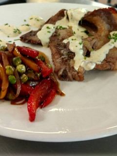 Una foto de Chuletas de cerdo en salsa de queso