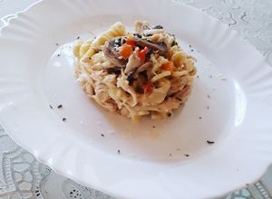 Una foto de Tornillos a las finas hierbas con pollo y champiñones