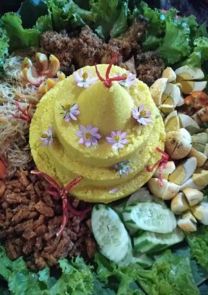 Foto resep Nasi kuning tumpeng