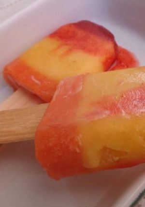 Una foto de Paletas de hielo de mango con chamoy