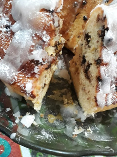 Una foto de Budín de yogurt, con chips de chocolate y glasé
