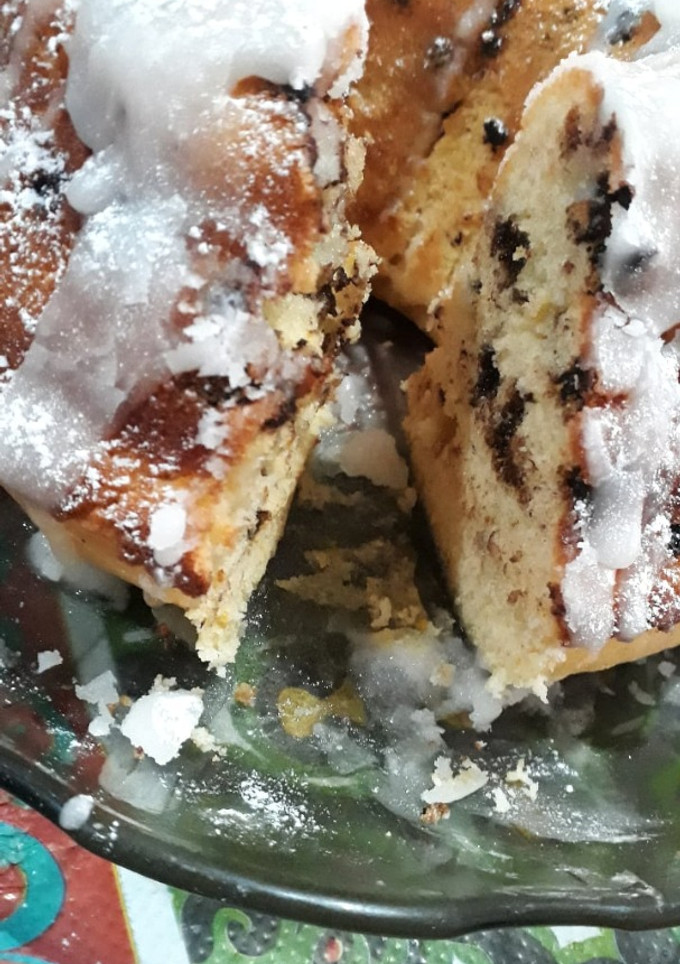 Una foto de Budín de yogurt, con chips  de chocolate y glasé