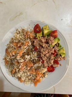 Una foto de Arroz con quinoa y salmón con ensalada fresca
