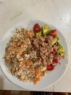 Una foto de Arroz con quinoa y salmón con ensalada fresca