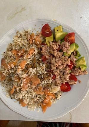 Una foto de Arroz con quinoa y salmón con ensalada fresca