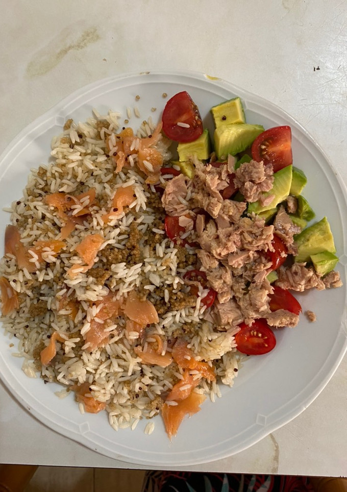 Una foto de Arroz con quinoa y salmón con ensalada fresca