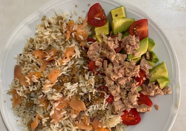 Arroz con quinoa y salmón con ensalada fresca