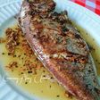 Brecas a la plancha con crujiente de ajos y almendras
