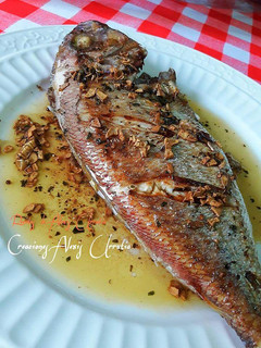 Una foto de Brecas a la plancha con crujiente de ajos y almendras