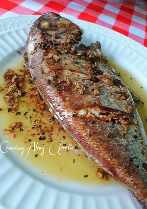 Una foto de Brecas a la plancha con crujiente de ajos y almendras