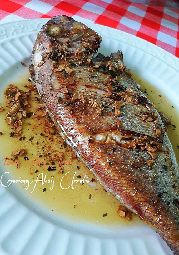 Una foto de Brecas a la plancha con crujiente de ajos y almendras