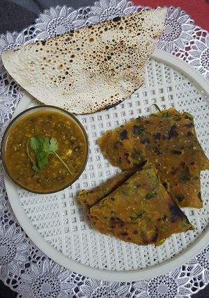 A picture of Methi Paratha.