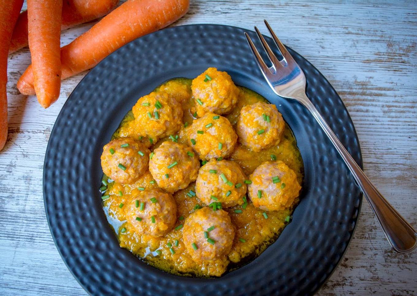 Albóndigas de pollo con zanahoria al curry