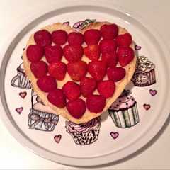 Una foto de Tarta de crema pastelera&frutillas🍓