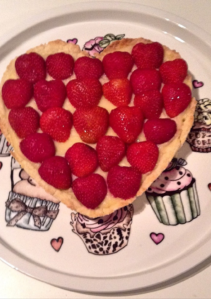 Una foto de Tarta de crema pastelera&frutillas🍓