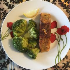 A picture of Salmon with broccoli (Losos s brokoličkou).