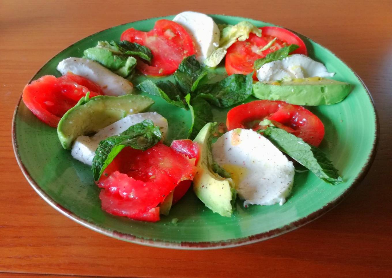 Ensalada caprese con hierbabuena y aguacate 🥗🥑🌿