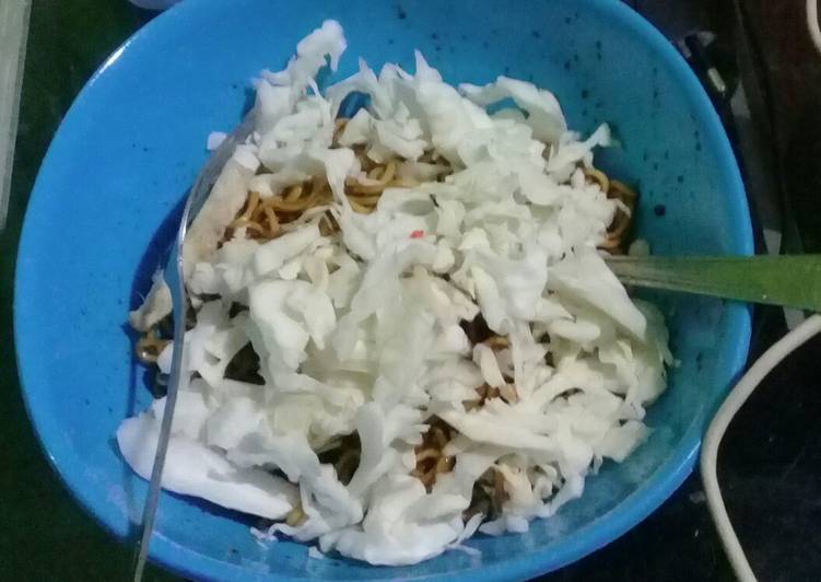 Cara Termudah Menyiapkan Mie Goreng Pedas with Kol Mentah Super Lezat