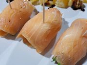 Una foto di involtini con rucola
