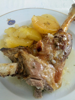 Una foto de Paletilla de cordero al horno con patatas