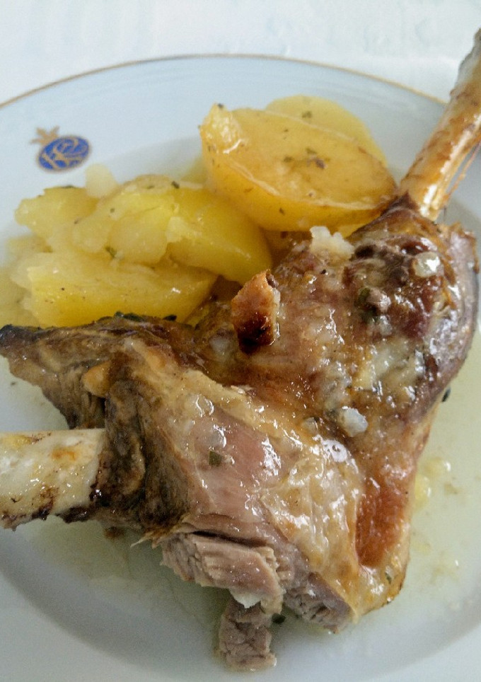 Una foto de Paletilla de cordero al horno con patatas