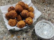 Una foto de falafel con huevo