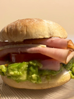 Una foto de Sándwich de jamón y palta