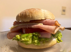 Una foto de Sándwich de jamón y palta