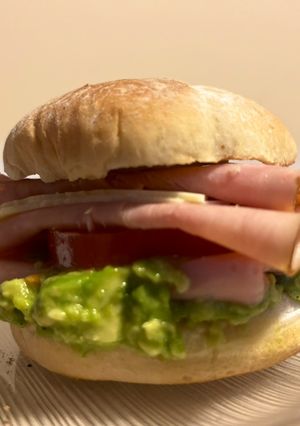 Una foto de Sándwich de jamón y palta