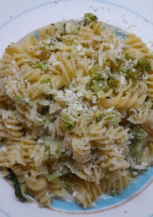 Una foto de Fideos saludables con brócoli y semillas 🥦