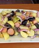 Ensalada de patatas nuevas con Frankfurt de pollo, maíz, uvas negras y cebolla morada