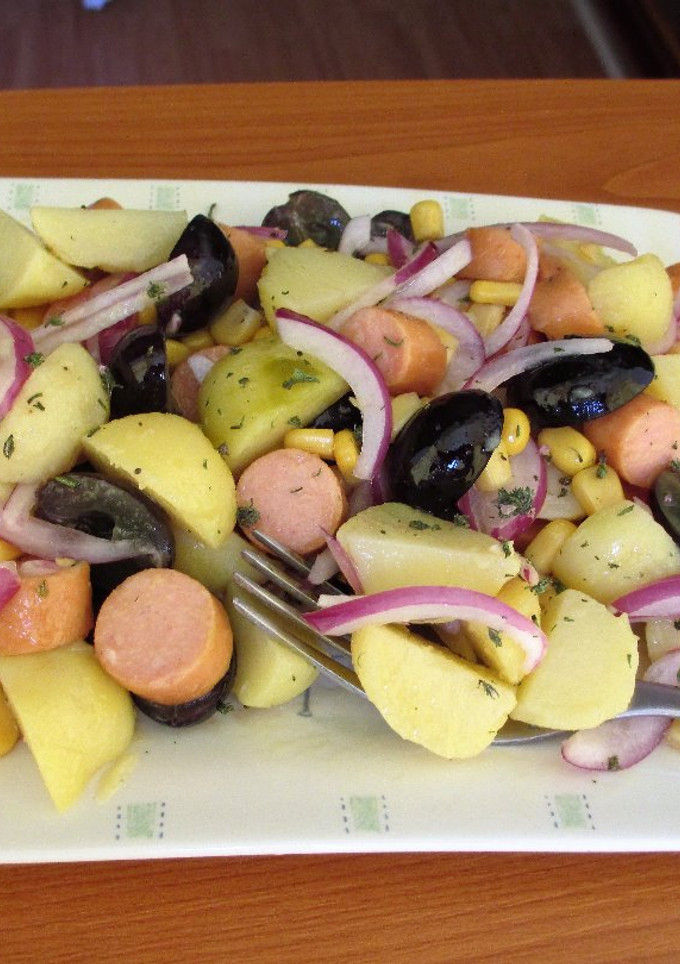 Una foto de Ensalada de patatas nuevas con Frankfurt de pollo, maíz, uvas negras y cebolla morada