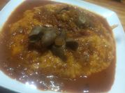 Una foto de polenta con pollo