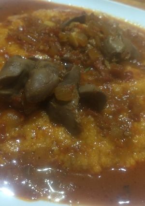 Una foto de Polenta con estofado de menudos de pollos