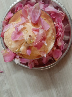 રોઝ આઈસ્ક્રીમ (Rose Icecream Recipe In Gujarati) રેસીપી મુખ્ય ફોટો