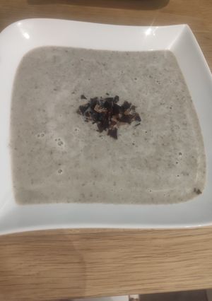 Une photo de Velouté de champignons avec sa brisure de bacon