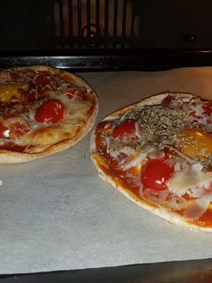 Una foto de Pizza con pan de pita