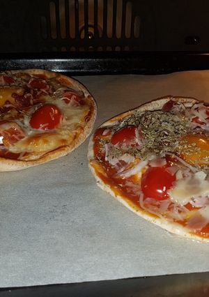 Una foto de Pizza con pan de pita